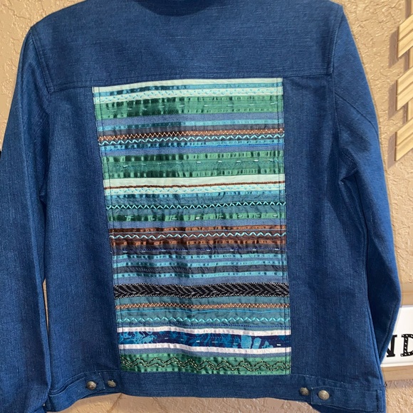 Northern Isles Women’s Denim Jacket Aztec Print Size Medium EUC - Picture 3 of 3